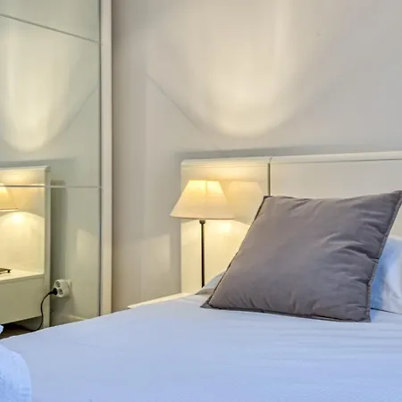 The Flaubert Flat And Car Park In The Town Centre Apartment